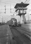 167255 Gezicht op het seinhuis Post T van de N.S. bij het N.S.-station Maastricht, met een electrisch treinstel mat. 1946.